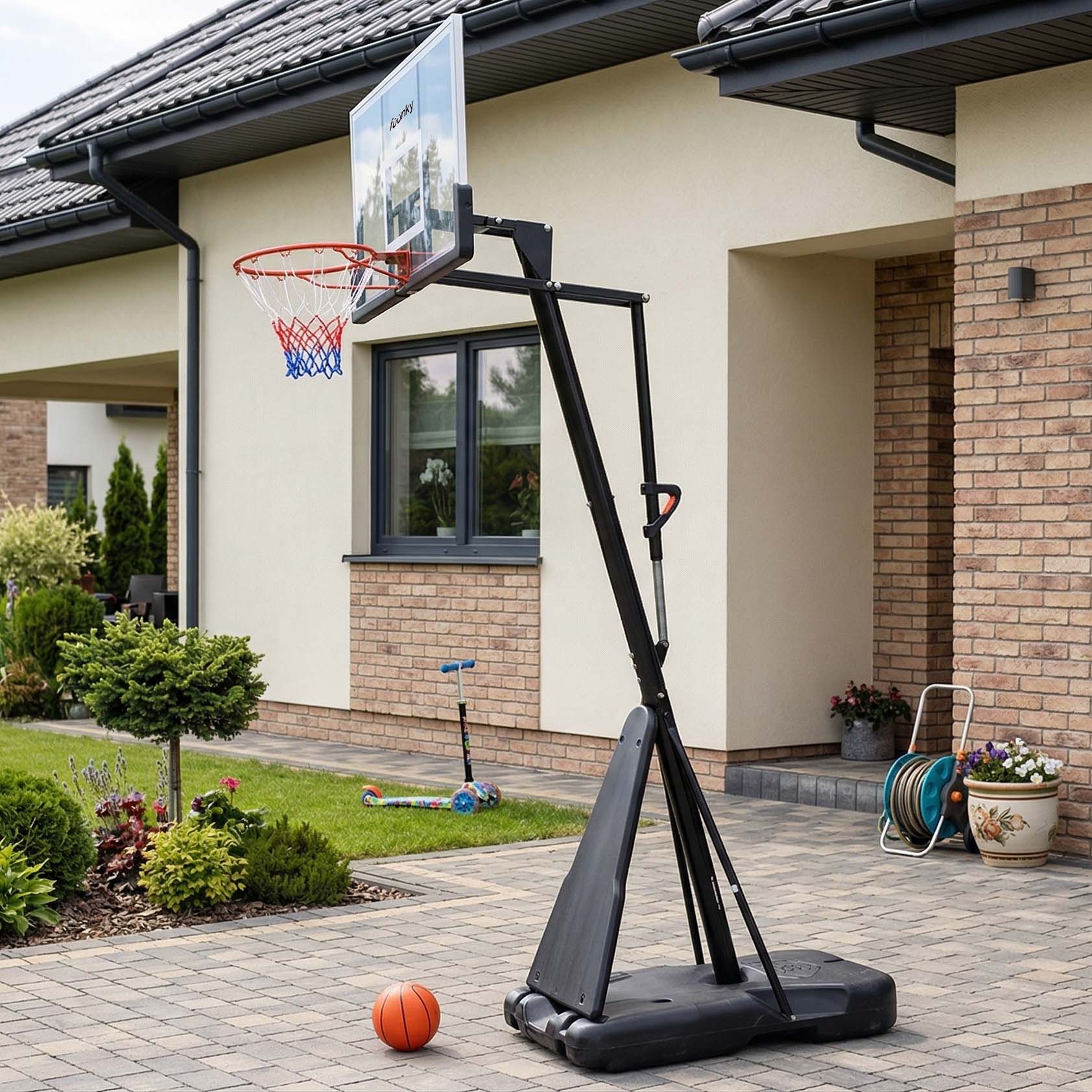 Kosz do koszykówki stojący przy domu zbliżenie aranżacji
