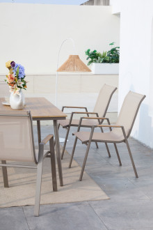 Krzesła ogrodowe NOVA DINING Taupe przy stole