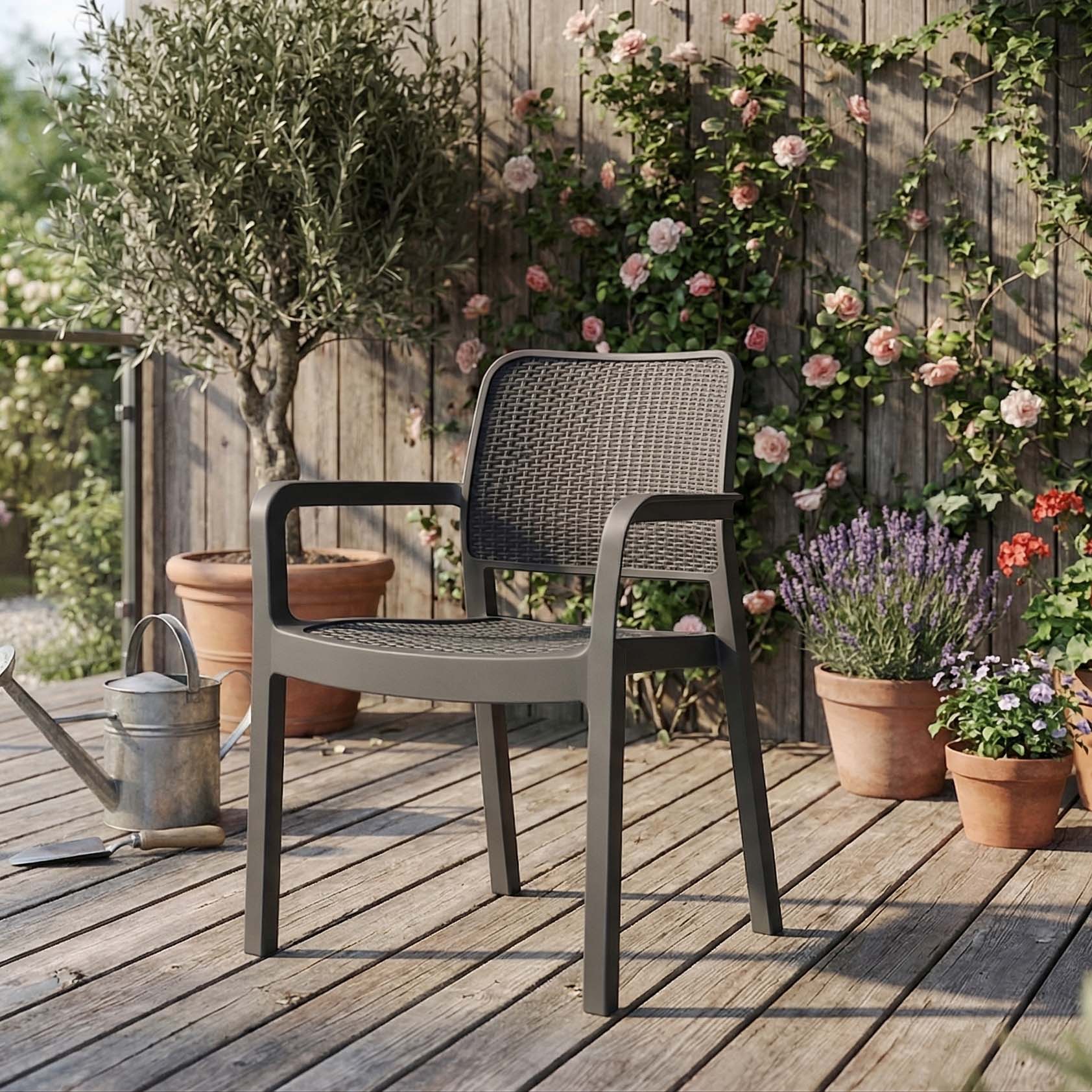 Krzesło ogrodowe grafitowe na drewnianym tarasie w otoczeniu roślin
