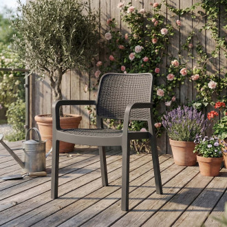 Krzesło ogrodowe grafitowe na drewnianym tarasie w otoczeniu roślin