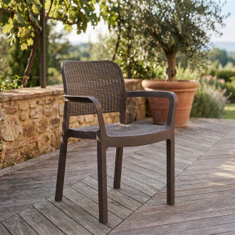 Krzesło ogrodowe rattanowe brązowe na tarasie widok bliższy aranżacja ogrodowa