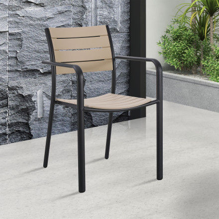 Krzesło tarasowe MILO Black Beige w aranżacji tarasowej przy scianie