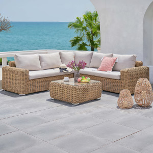 Aranżacja narożnika ogrodowego Jakarta na luksusowym tarasie na tle oceanu i palm