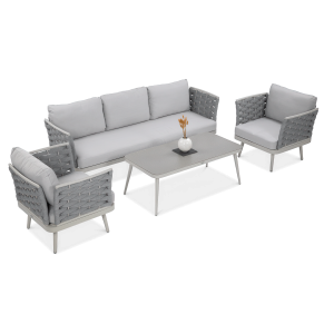 aranżacja kompletu mebli ogrodowych marinel light grey wraz z dwoma fotelami, sofą oraz stolikiem w kolorze szarym