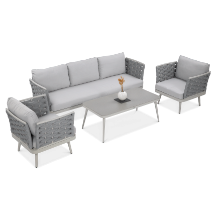 aranżacja kompletu mebli ogrodowych marinel light grey wraz z dwoma fotelami, sofą oraz stolikiem w kolorze szarym