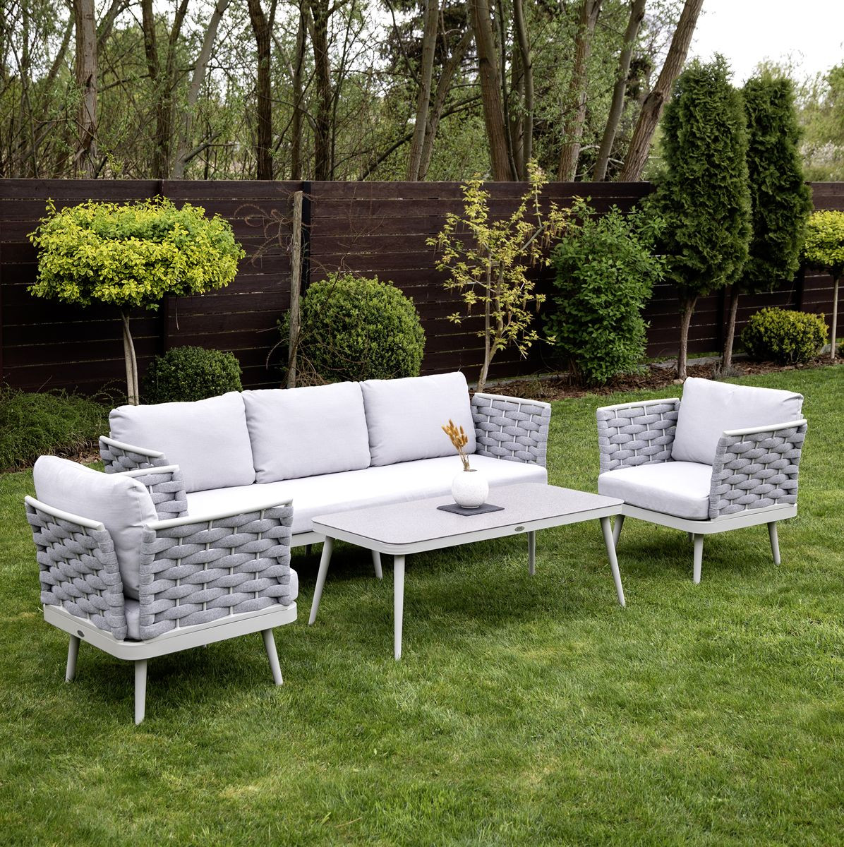 aranżacja kompletu mebli ogrodowych marinel light grey wraz z dwoma fotelami, sofą oraz stolikiem w kolorze szarym