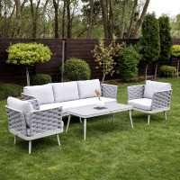 aranżacja kompletu mebli ogrodowych marinel light grey wraz z dwoma fotelami, sofą oraz stolikiem w kolorze szarym