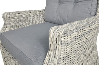 Meble technorattanowe TRIVENTO 3 DINING + PUFY White Grey - fragment krzesła z szarą poduszką