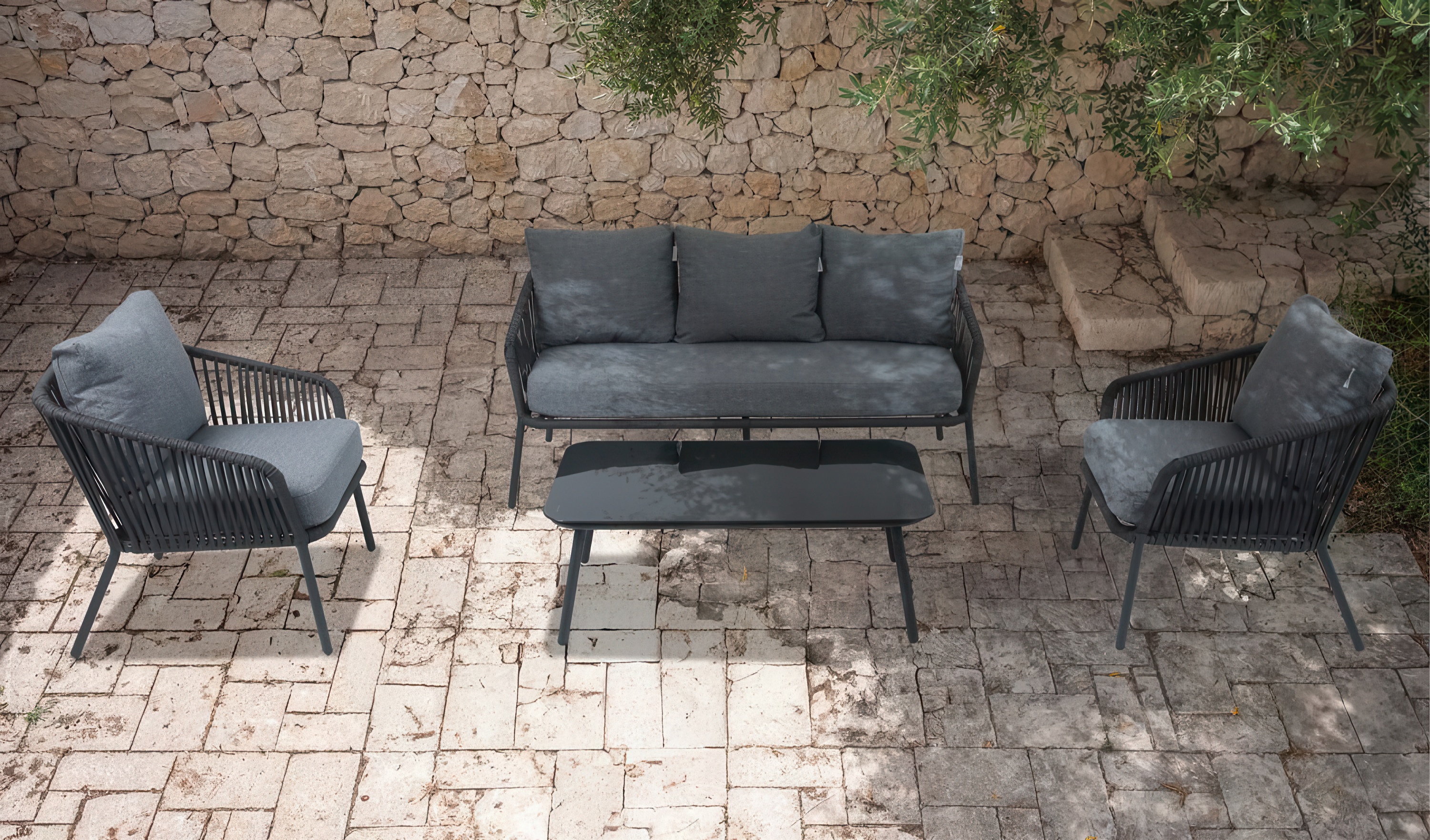 Antracytowe meble ogrodowe Anders w aranżacji tarasowej