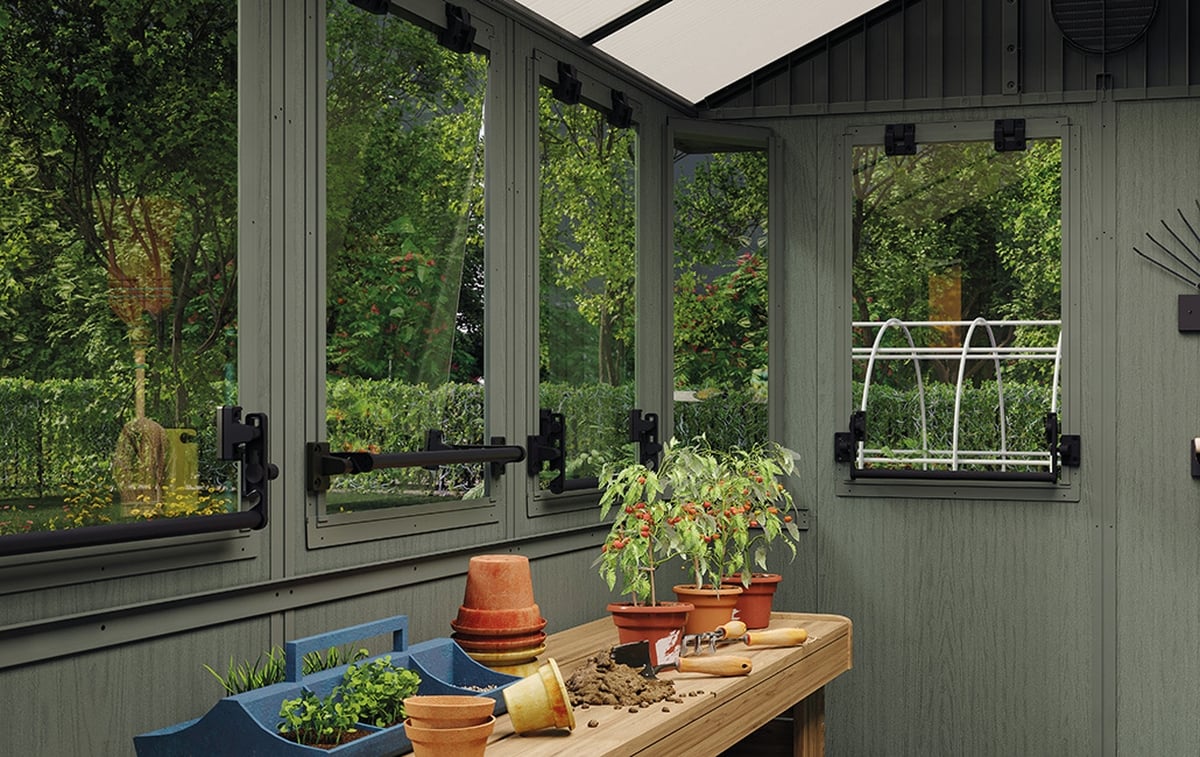 mini szklarnia w domku narzędziowym keter potting shed 6x8