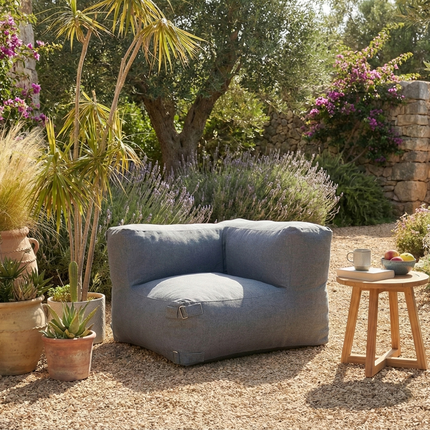 Moduł narożny lounge outdoor z poduszkami w ogrodowej aranżacji
