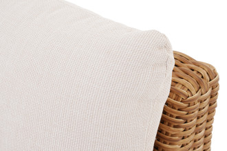 Zbliżenie na beżową poduszkę i technorattanową konstrukcję narożnika ogrodowego DELHI Beige FURRORE