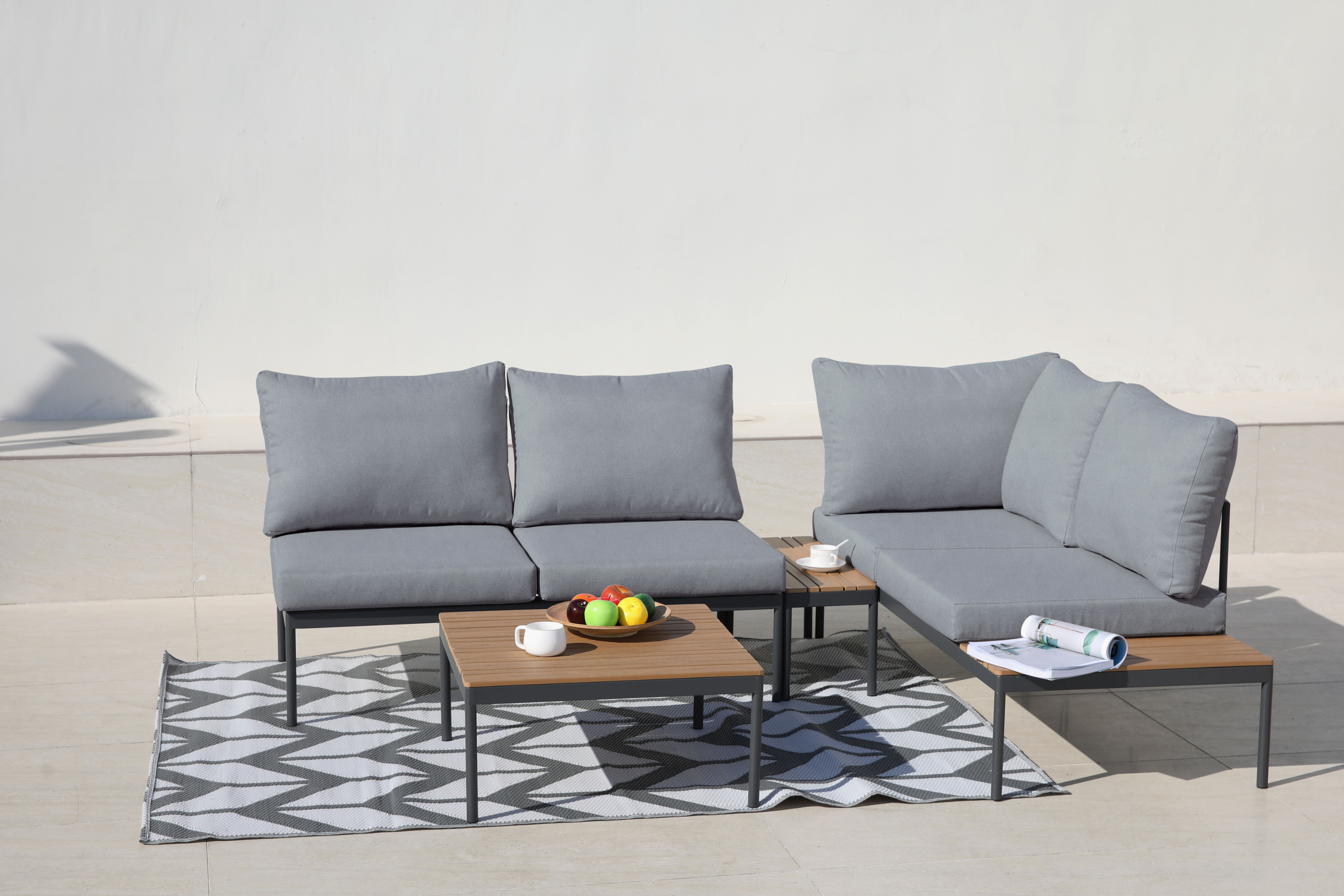 Przód ciemno-szarego narożnika i stolika