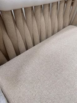 Zbliżenie na plecione oparcie i jasną poduszkę siedziska narożnika wypoczynkowego aluminiowego MONZA Caffe + fotel Beige FURRORE