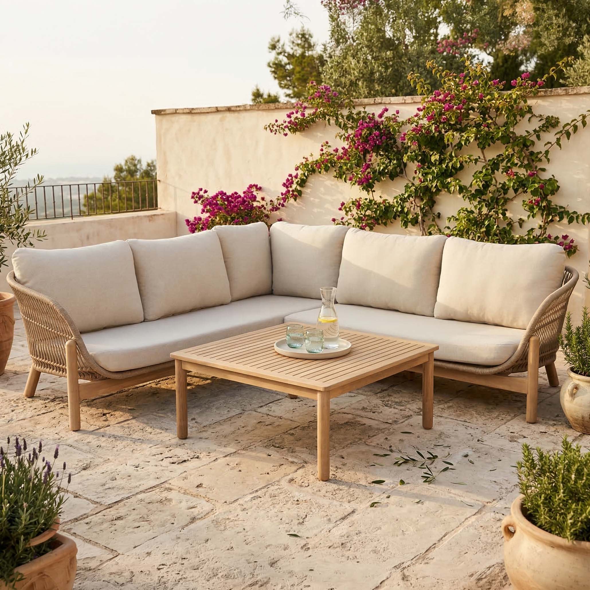 Narożny zestaw mebli ogrodowych z drewnianym stolikiem na słonecznym tarasie aranżacja