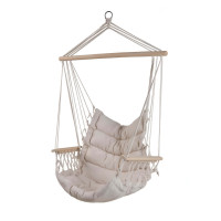 Beżowy fotel do zawieszenia w ogrodzie