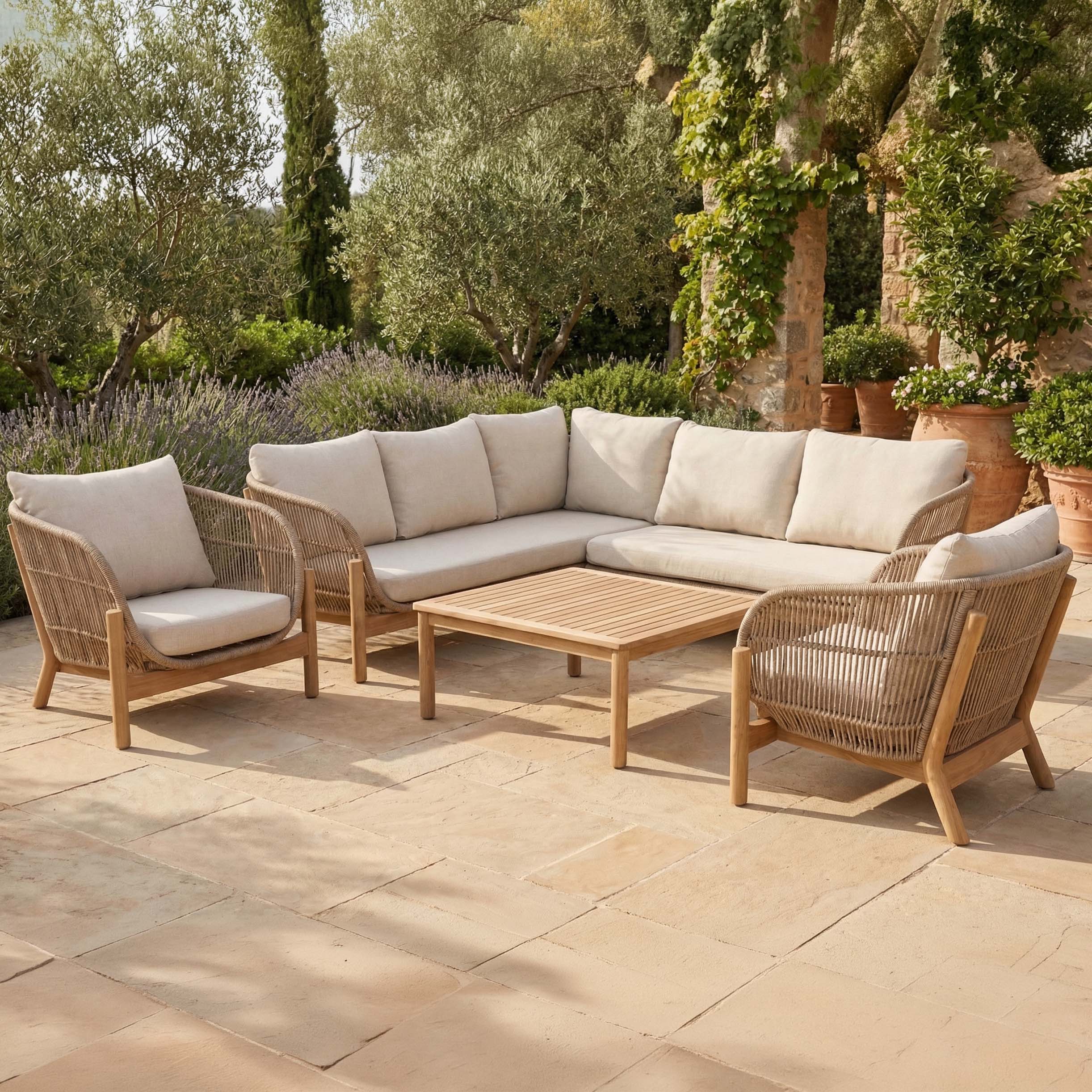 Nowoczesny zestaw mebli ogrodowych narożnych z jasnego drewna i plecionki komplet sofa stolik i fotel
