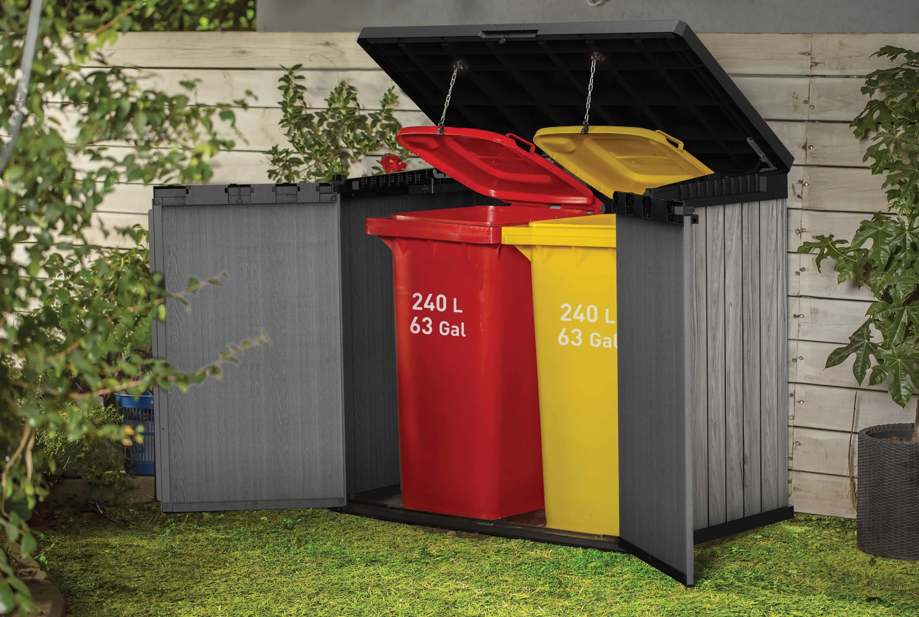 Organizer ogrodowy SIO Darwin 1150L Storm Grey Keter z otwartymi drzwiami i dwoma kolorowymi koszami na śmieci wewnątrz