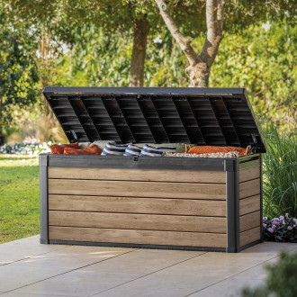 Otwarta brązowa skrzynia ogrodowa ustawiona na nowoczesnym tarasie