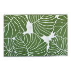 dywan zewnętrzny balkonowy z rysunkiem zielonych liści monstery na białym tle