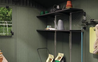 Półka jako wyposażenie wnętrza domku potting shed