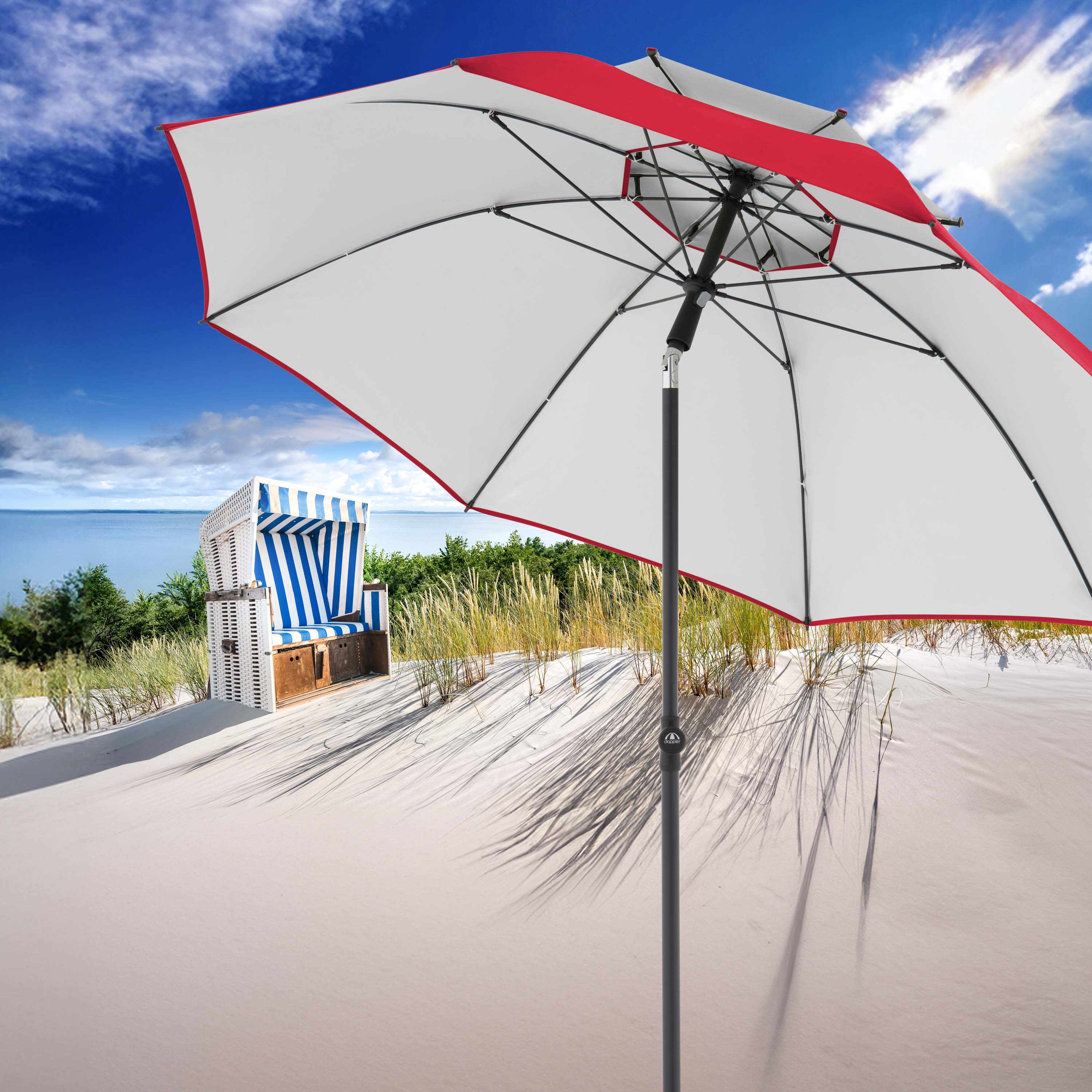 Aranżacja czerwonego parasola przeciwsłonecznego na plaży