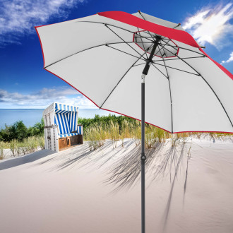 Aranżacja czerwonego parasola przeciwsłonecznego na plaży