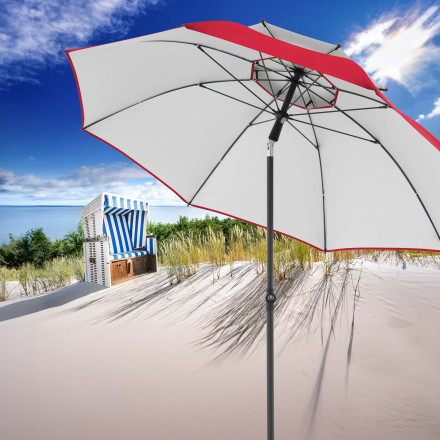 Aranżacja czerwonego parasola przeciwsłonecznego na plaży