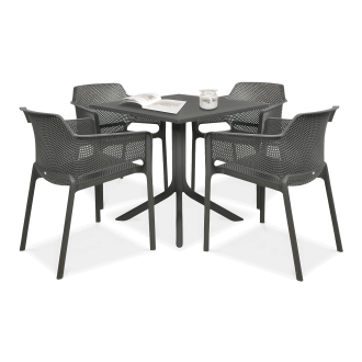 czarne meble tarasowe w zestawie z czarnymi krzesłami i stolikiem