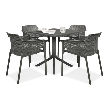 czarne meble tarasowe w zestawie z czarnymi krzesłami i stolikiem