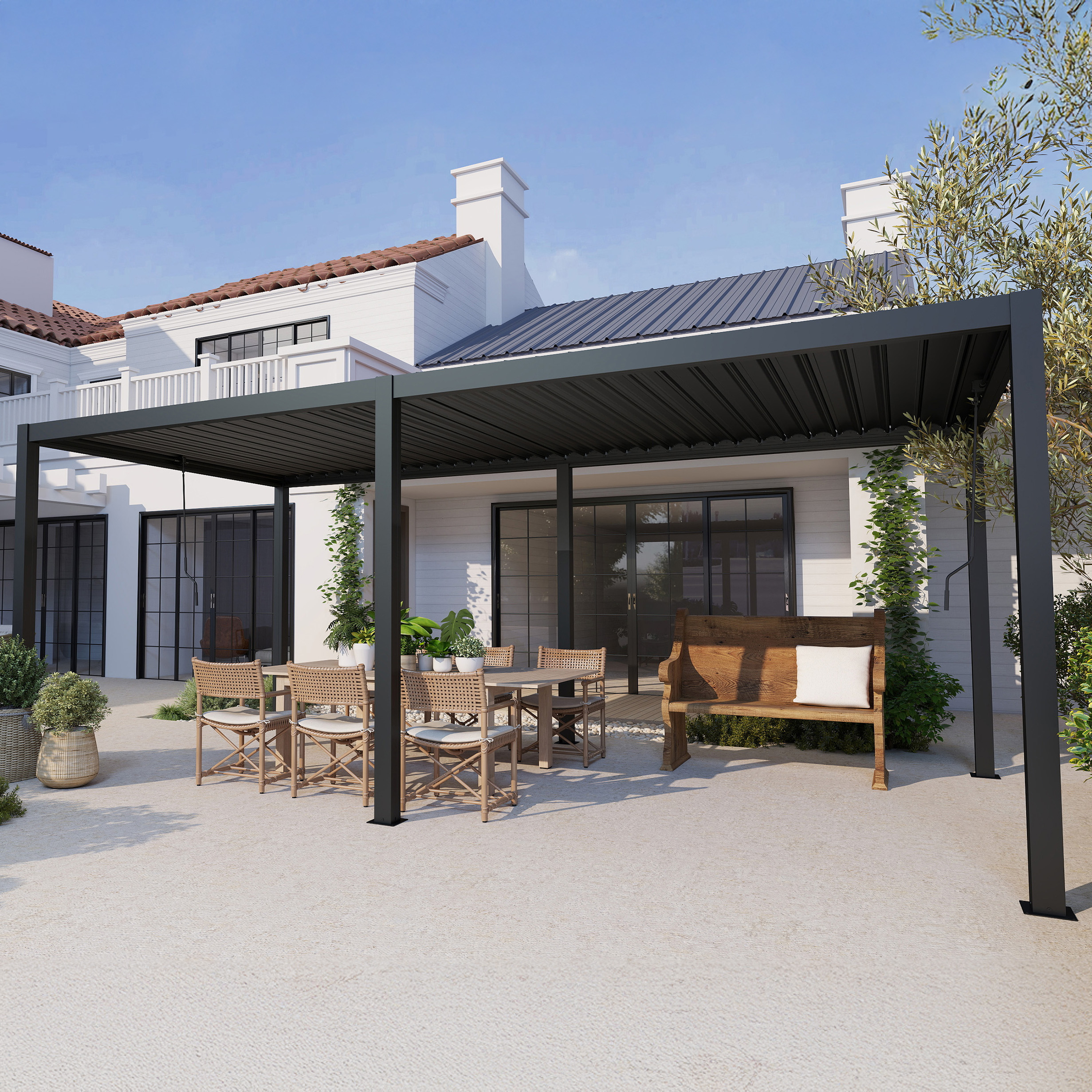 Pergola ogrodowa przy domu z zestawem mebli i roślinami w aranżacji tarasu
