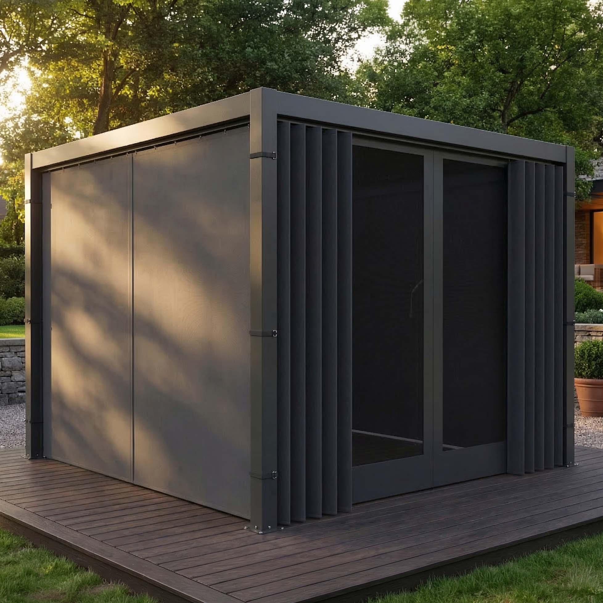 Pergola ogrodowa z zasłonami bocznymi w nowoczesnym ogrodzie przy domu w aranżacji
