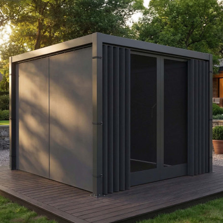 Pergola ogrodowa z zasłonami bocznymi w nowoczesnym ogrodzie przy domu w aranżacji