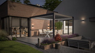 Pergola tarasowa DELUXE PRO Automatic 4x4 + LED, Anthracite - Gutroof przy ścianie domu wieczorem