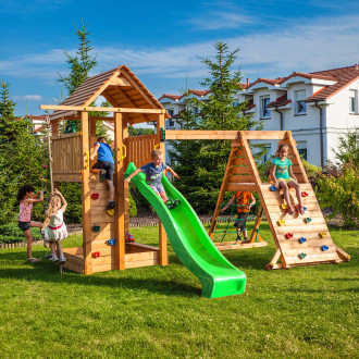 Plac zabaw Fungoo Fortress Spider zielona zjeżdżalnia w aranżacji ogrodowej z dziećmi na huśtawce i ściance wspinaczkowej