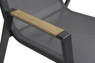 Zbliżenie na podłokietnik imitujący naturalne drewno w zestawie jadalnianym NOVA DINING 6+1 Dark Grey - Focus Garden