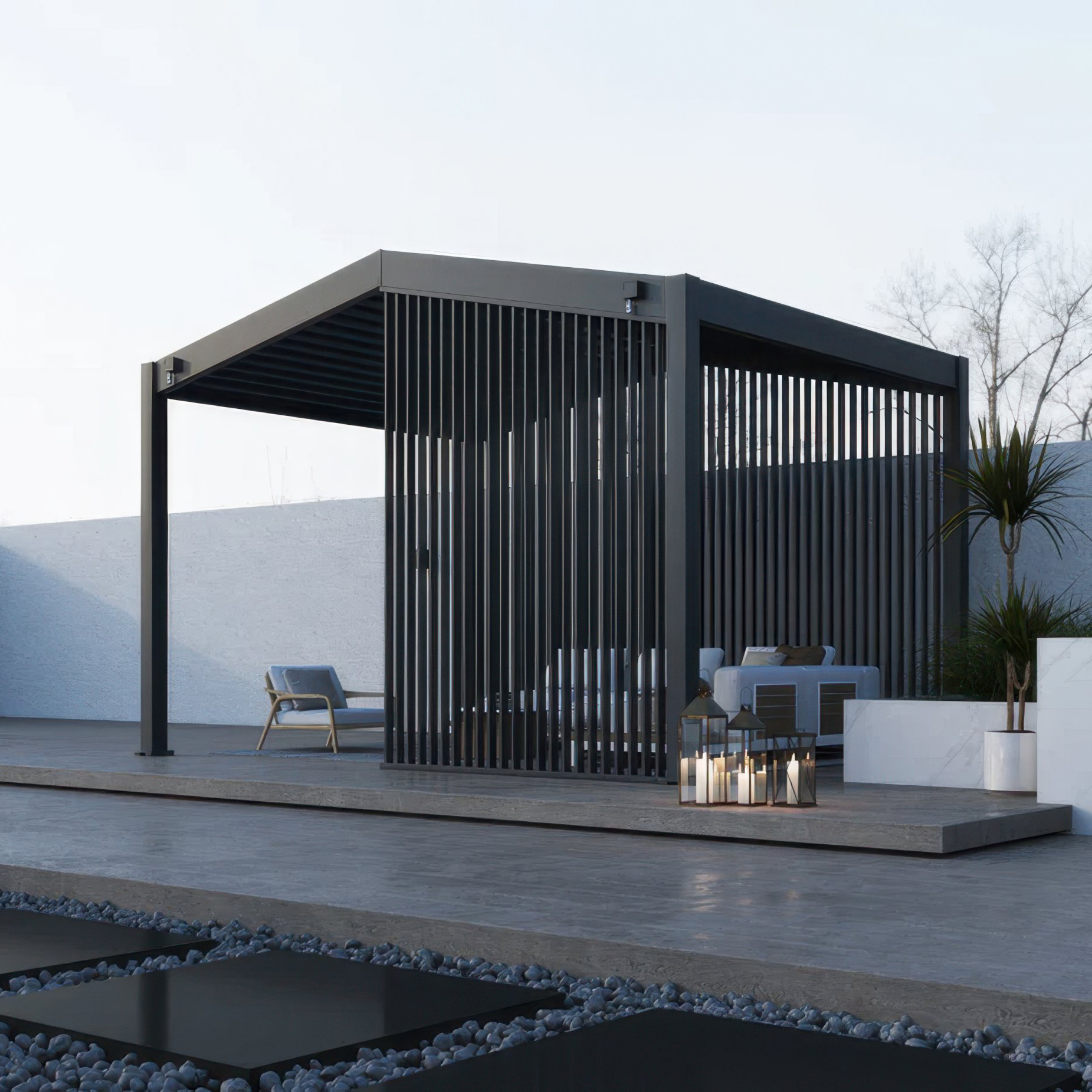 Przykładowe zastosowanie panelu żaluzjowego pionowego umieszczonego na  pergoli SUMMIT Anthracite - Gutroof