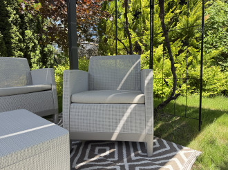Meble ogrodowe Keter Scandi Forma w kolorze Pebble Grey-Soft Beige/oat ustawione na dywanie w ogrodzie