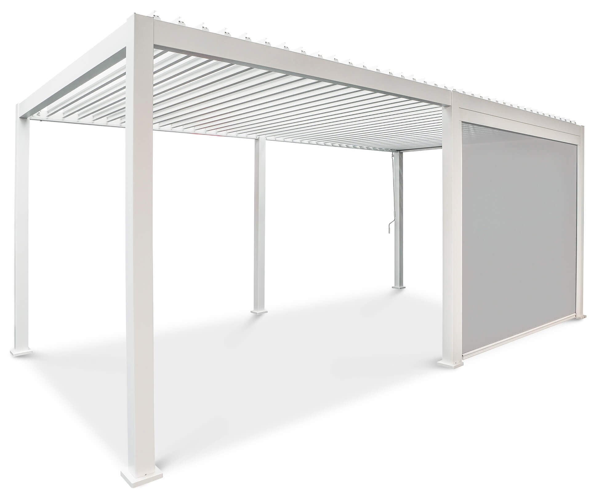 Biała pergola Gutroof z zamontowaną roletą Premium White 4m opuszczoną na jednym z bok&oacute;w konstrukcji