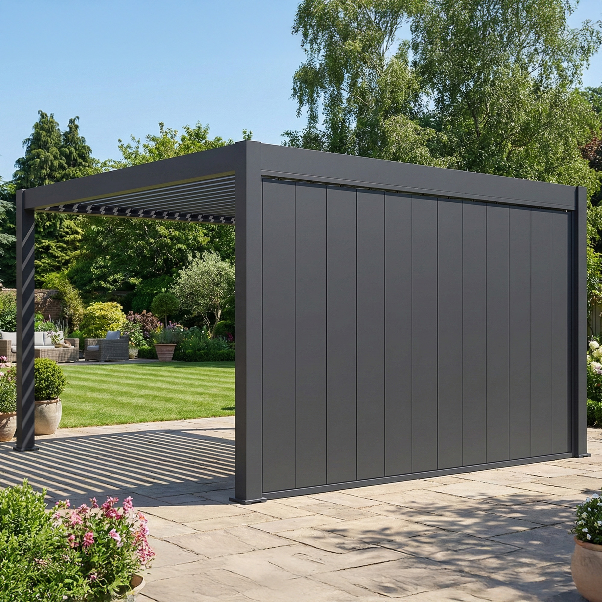 Ściana panelowa zamontowana na antracytowej pergoli w przydomowym tarasie 