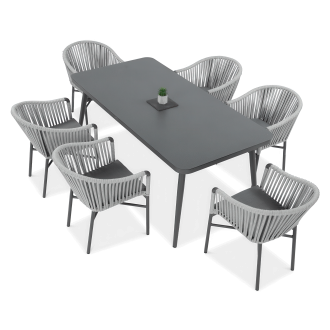 Jasnoszare meble na tarasie