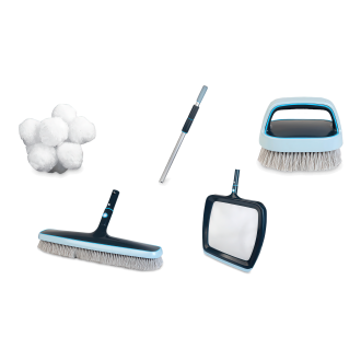 zestaw narzędzi do czyszczenia basenu, w skład którego wchodzą: duża szczotka, ręczna szczotka, teleskopowy kij, siatka oraz kule filtrujące