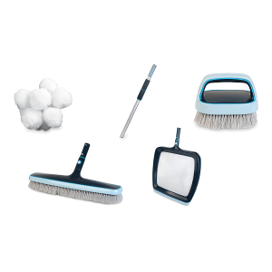 zestaw narzędzi do czyszczenia basenu, w skład którego wchodzą: duża szczotka, ręczna szczotka, teleskopowy kij, siatka oraz kule filtrujące