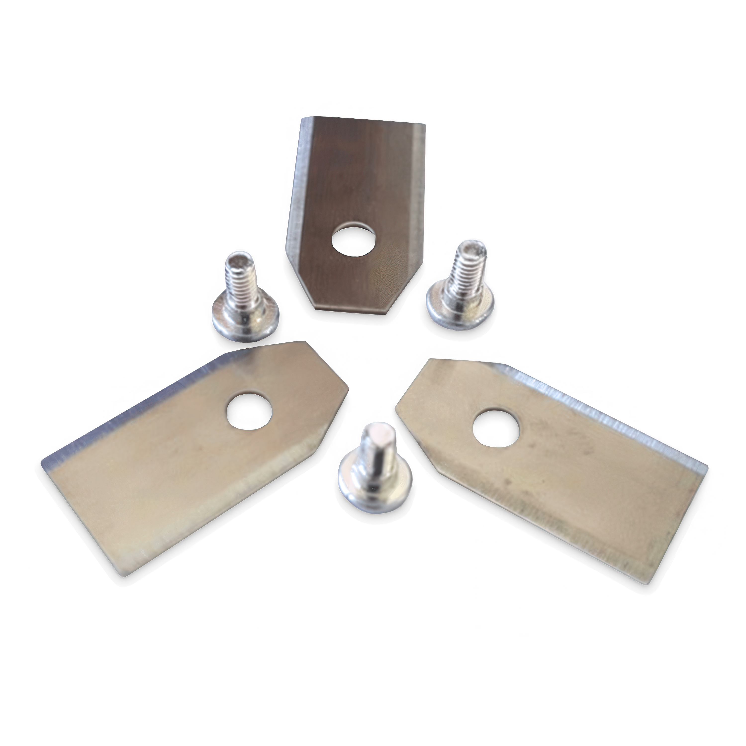 Zestaw trzech stalowych noży do kosiarki z otworami montażowymi oraz trzema śrubami mocującymi.