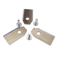 Zestaw trzech stalowych noży do kosiarki z otworami montażowymi oraz trzema śrubami mocującymi.