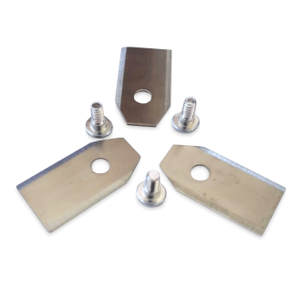 Zestaw trzech stalowych noży do kosiarki z otworami montażowymi oraz trzema śrubami mocującymi.