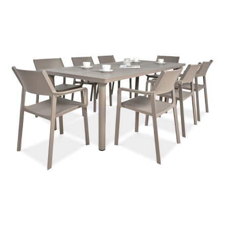 zestaw brązowych mebli jadalnianych na taras z krzesłami i stołem