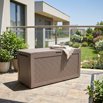 Skrzynia balkonowa Keter SAMOA RATTAN BOX 270L Cappuccino — aranżacja