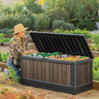 Skrzynia ogrodowa Deco Kentwood 350L w kolorze walnut otwarta w ogrodzie z akcesoriami