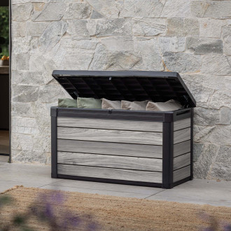 Skrzynia ogrodowa 380L Storm Grey przy ścianie domu z otwartą pokrywą